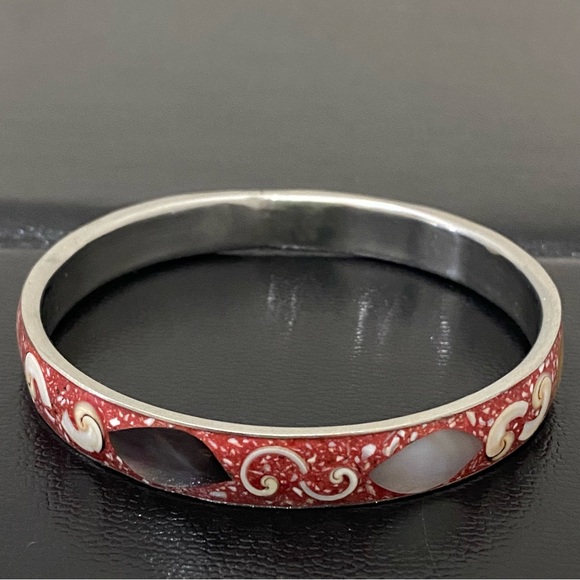 Vintage Unsigned Enamel Inlay Mother of Pearl and Shell Bangle Bracelet - Picture 5 of 13